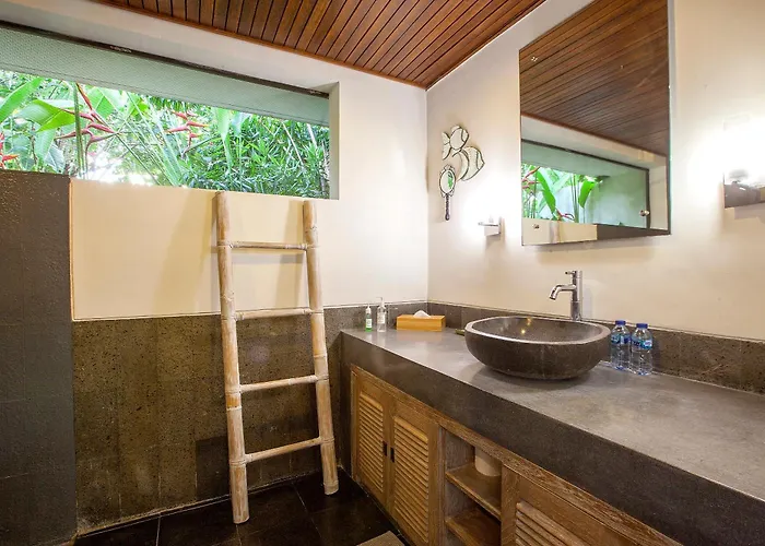 Spacious 4br Private Estate W-big Garden And Pool Seminyak (Bali)
