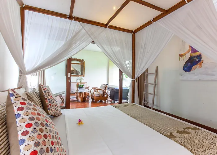 Spacious 4br Private Estate W-big Garden And Pool Villa