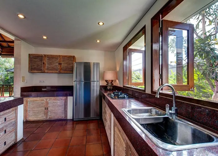 Spacious 4br Private Estate W-big Garden And Pool Villa